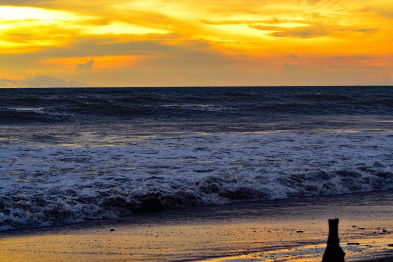 Menikmati Sunset di Pantai Pandan Wangi Mukomuko